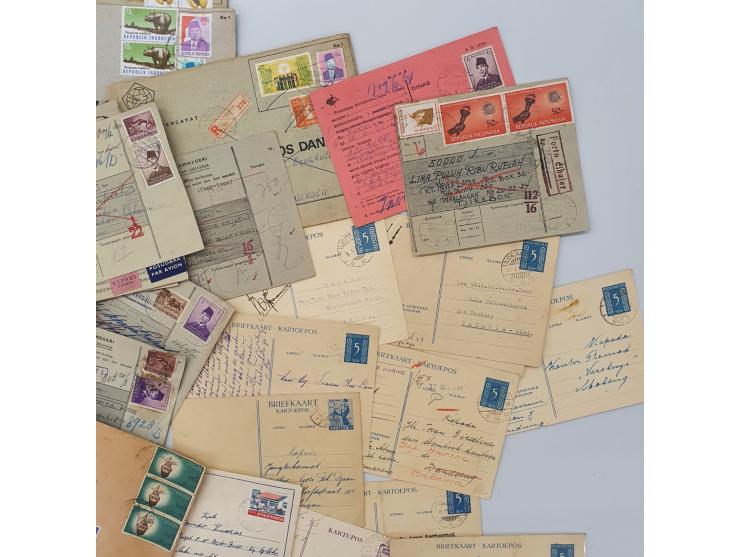 poststukken 1885-1940 (ca. 300 ex.) deels uit familiearchief w.b. firmabedrukkingen, stempels etc. Tevens machinestempels op 