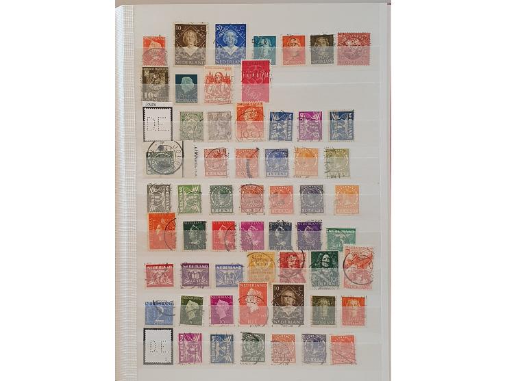 1880 - 1970c. Perfins en Poko's uitgebreide collectie A-Z, ruim 10.400 ex. zonder doubletten w.b. veel betere ex., niet genot