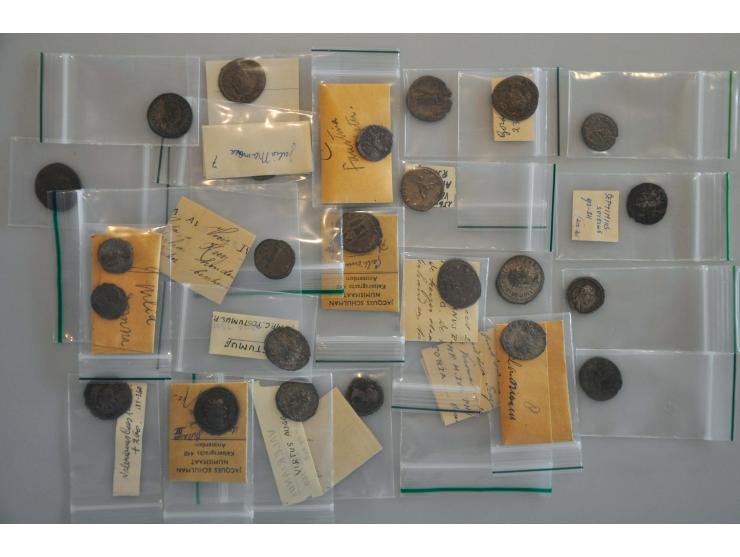 Romeinse munten 24 denarii, a.o. better coins, most with descriptions in small box