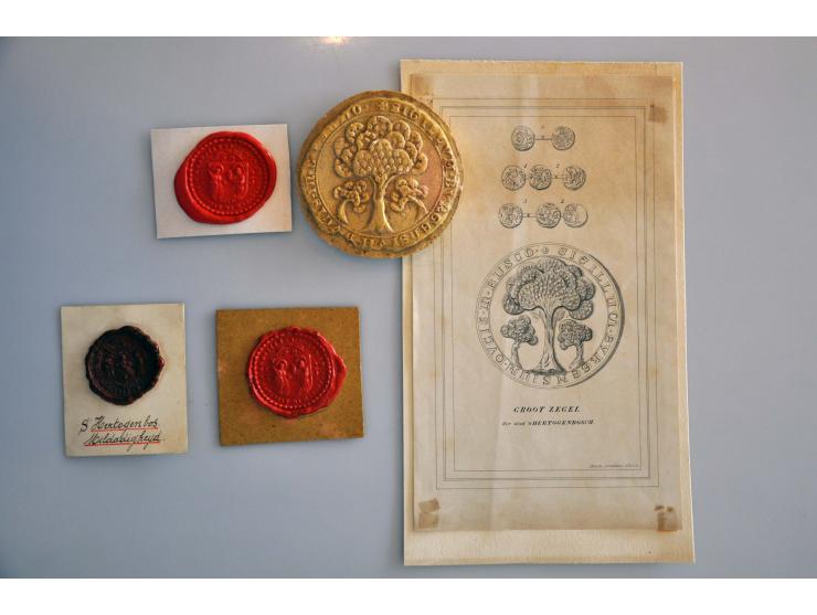 Historiepenningen Lot van 4 (lak-)zegels, het grootzegel van ´s-Hertogenbosch, weldadigheidszegel en 2 afdrukken van het zege