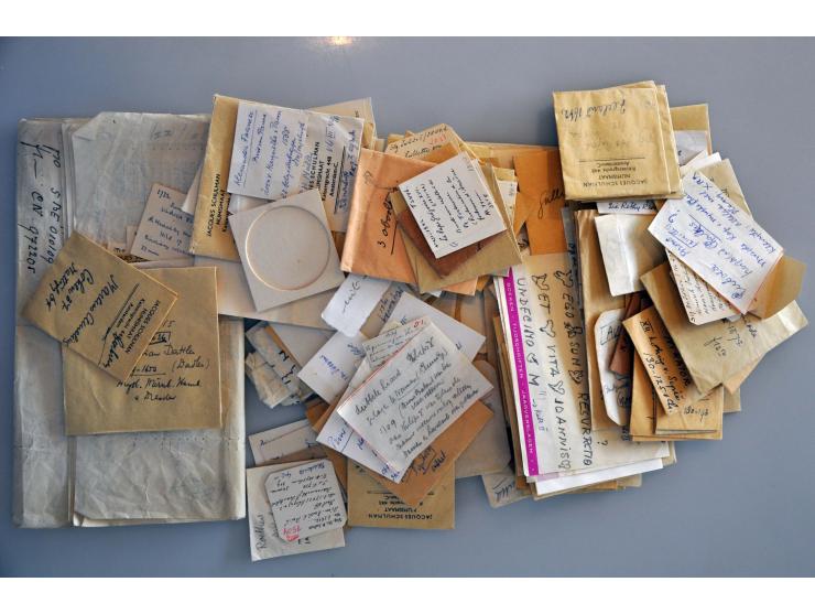 Literature Coins, banknotes and honours diverse beschrijvingen op kaartjes, Schulman etc. in doosje