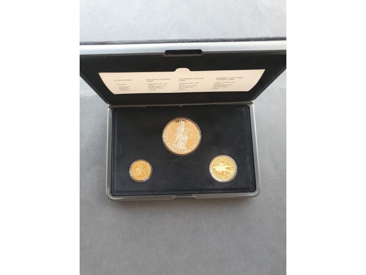 Dukatenset 1989 met dubbele dukaat – Goud 6.99gr. 0.983 – , enkele dukaat – Goud 3.49gr. 0.983 – en zilveren dukaat – Zilver 