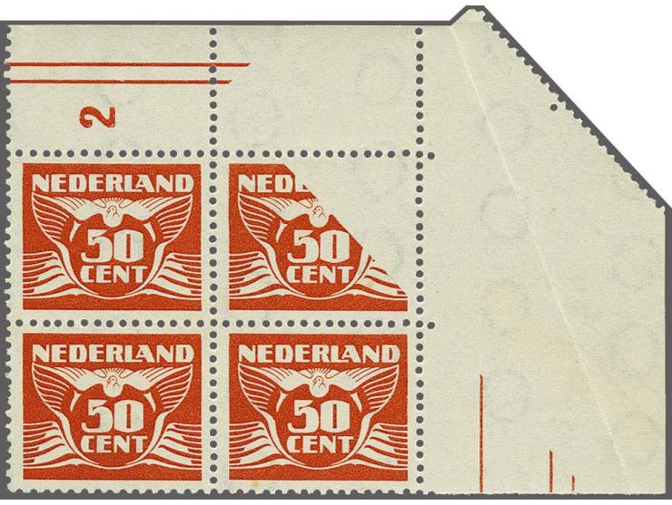 50 cent geelbruin met variëteit deels onbedrukt door omgevouwen velrand, gomzijde minimaal getint overigens pracht ex. Herkom
