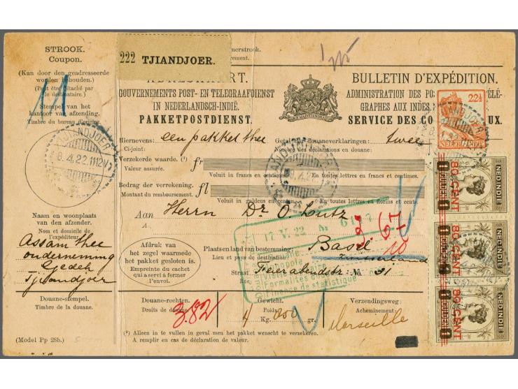 Wilhelmina 22½ cent oranje en hulpuitgifte 80 cent in strip van 3 op pakketkaart voor 4 kilo Assam-thee van Tjiandjoer 8-4-19