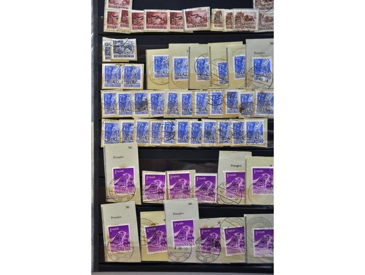 INDONESIA opdrukken met afwijkingen (doubletten) ** en RIAU opdrukken op delen postwissels, veel verschillende stempels. Teve