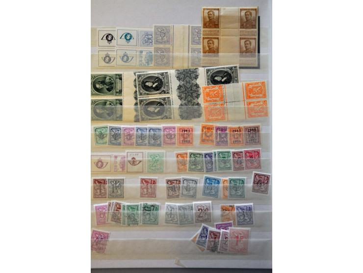 kleine collectie op insteekbladen w.b. Medaillons, ongetand, reclame etc. gestempeld en */**