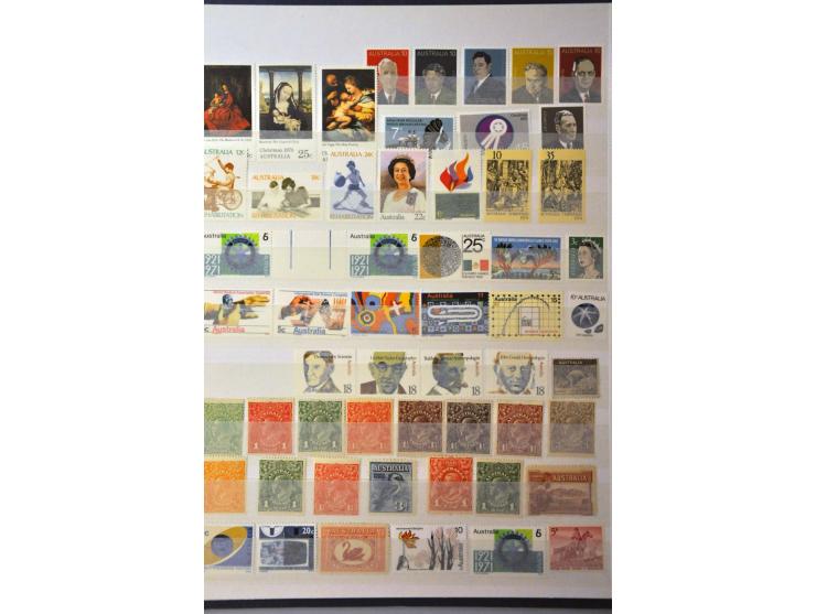 w.b. Malaysia and states, Ceylon, India and states, Seychelles en Australia met veel betere ex. en series in 2 insteekboeken