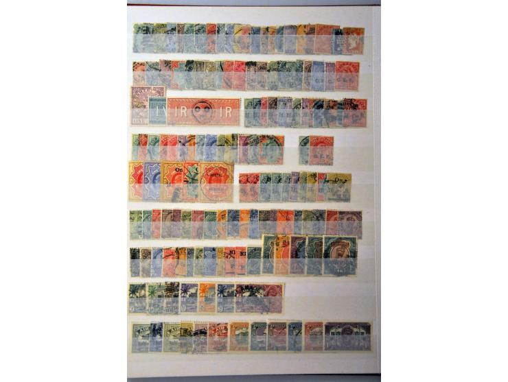 w.b. Malaysia and states, Ceylon, India and states, Seychelles en Australia met veel betere ex. en series in 2 insteekboeken