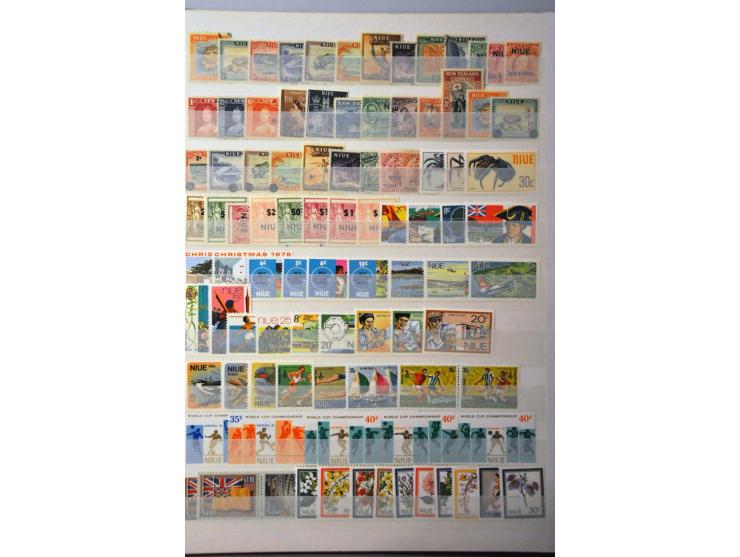w.b. Malaysia and states, Ceylon, India and states, Seychelles en Australia met veel betere ex. en series in 2 insteekboeken