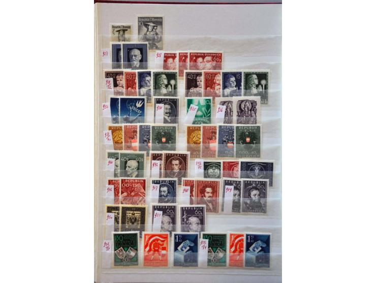 voorraad vanaf 1945 met betere series meest **  (klederdrachten 6x, luchtpost vogels 3x etc.) in 6 insteekboeken