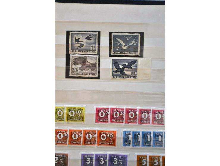 voorraad vanaf 1945 met betere series meest **  (klederdrachten 6x, luchtpost vogels 3x etc.) in 6 insteekboeken