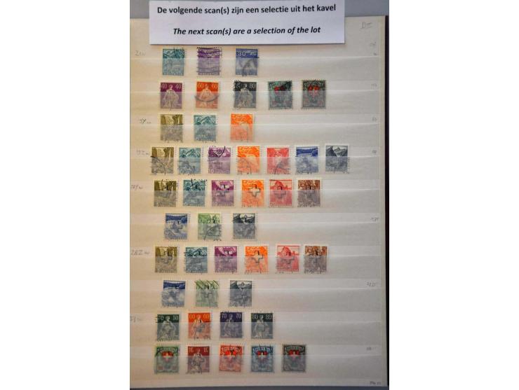 dienst collectie gestempeld met betere ex. en series in insteekboek