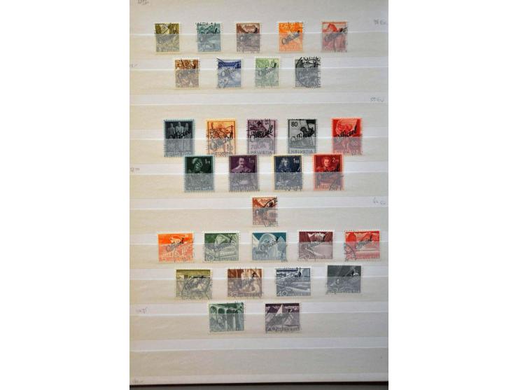 dienst collectie gestempeld met betere ex. en series in insteekboek