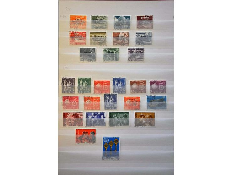 dienst collectie gestempeld met betere ex. en series in insteekboek