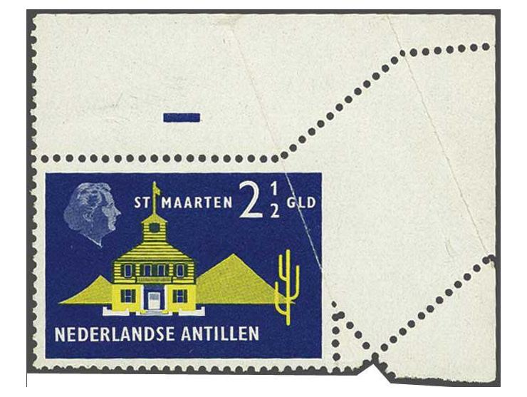 St. Maarten postkantoor 2½ gulden hoekrandstuk met spectaculaire variëteit deels ongetand veroorzaakt door grote papiervouw