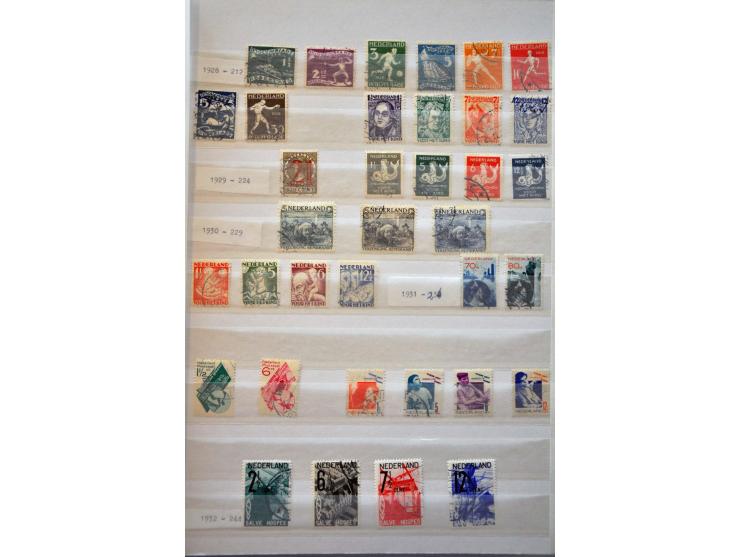 collectie, w.b. 104-105, 136-138 en nominaal EUR 443 + NL1 (516x), NL2 (10x), wereld (10x), kerst (80x) en aangetekend (1x), 
