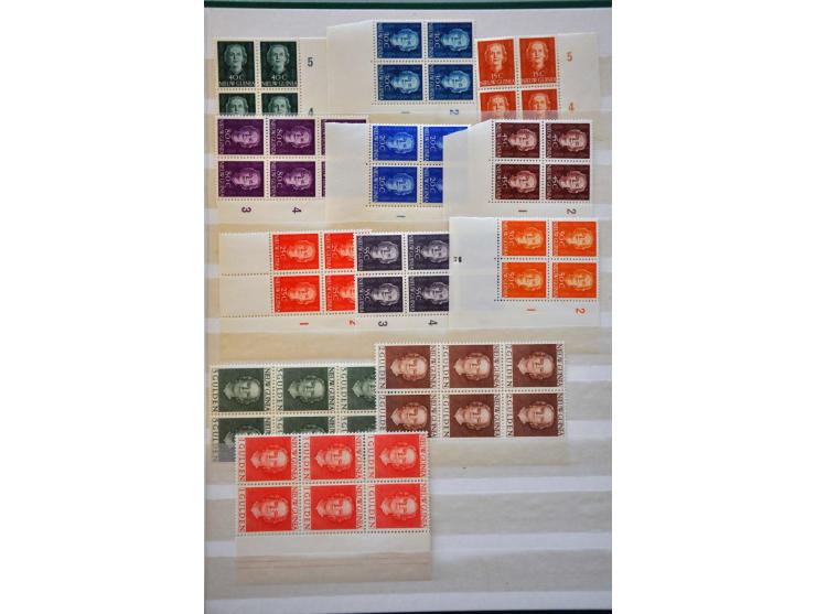 w.b. nr. 131 gebruikt (2x), nrs. 530 en 533 ** (beide 5x) en veel Nieuw-Guinea met UNTEA in 2 insteekboeken