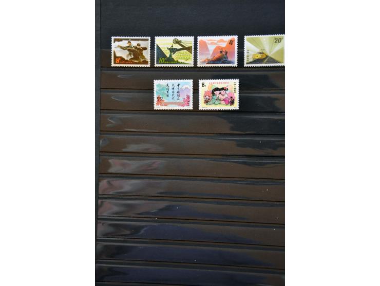 Peoples Republic, collection 1961-1980 unmounted mint with better sets (a.o. Tang Dynasty Pottery, Red Flag Canal and The Whi