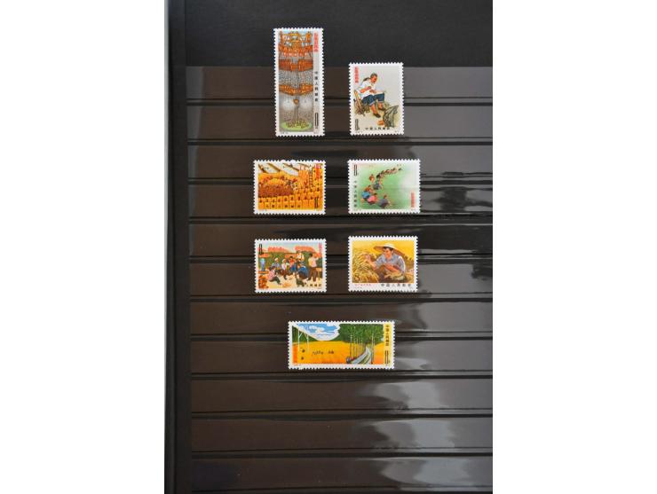 Peoples Republic, collection 1961-1980 unmounted mint with better sets (a.o. Tang Dynasty Pottery, Red Flag Canal and The Whi