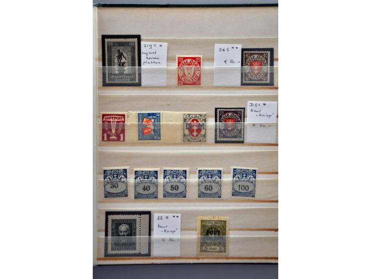 collectie met betere ex. w.b. gesigneerd Infla en Kniep in insteekboekje 