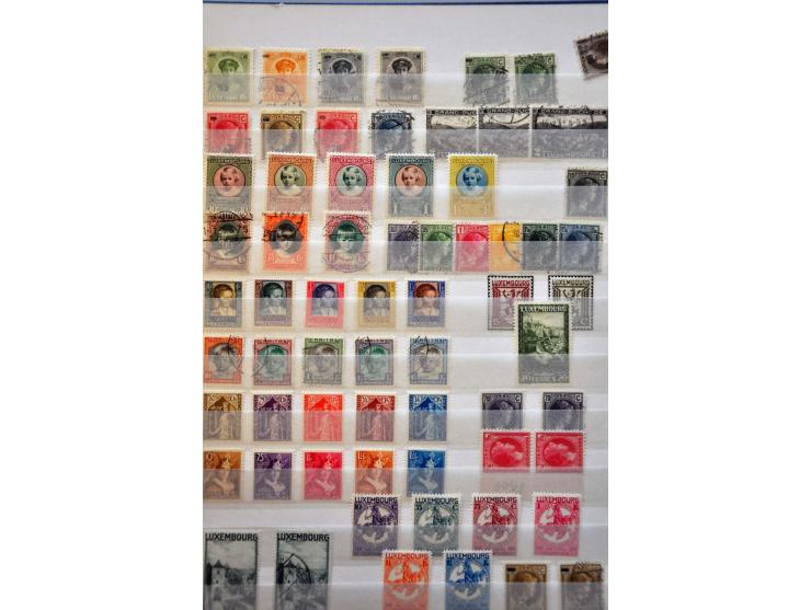 collectie 1852-2004, w.b. nr. 1 (3x) en nr. 2 (2x), luchtpost en Back of Book, **/* en gestempeld, in drie insteekboeken
