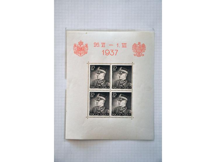 collectie 1918-1989 w.b. iets Portugal en kleine verzameling Roemenië met enig beter materiaal in 2 albums
