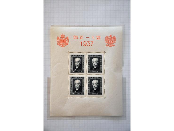 collectie 1918-1989 w.b. iets Portugal en kleine verzameling Roemenië met enig beter materiaal in 2 albums