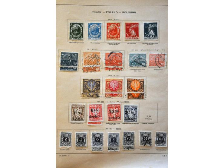 collectie 1918-1975 * en gestempeld, w.b. veel dubbel verzameld en lokale opdrukken, in Schaubek album