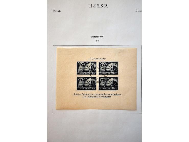 collectie 1858-2000 **/* en gebruikt w.b. betere nummers in 4 albums en 1 insteekboek, in doosje