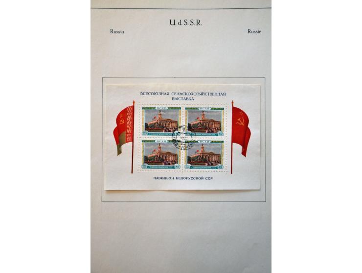collectie 1858-2000 **/* en gebruikt w.b. betere nummers in 4 albums en 1 insteekboek, in doosje