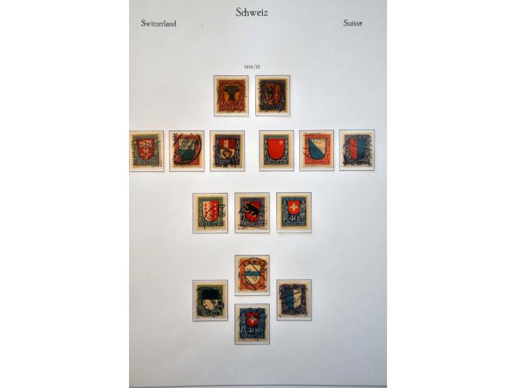 collectie 1850-1986 met betere ex. en series w.b. klassiek, dienst, nominaal, iets post(waarde)stukken, etc. in 4 albums, ins