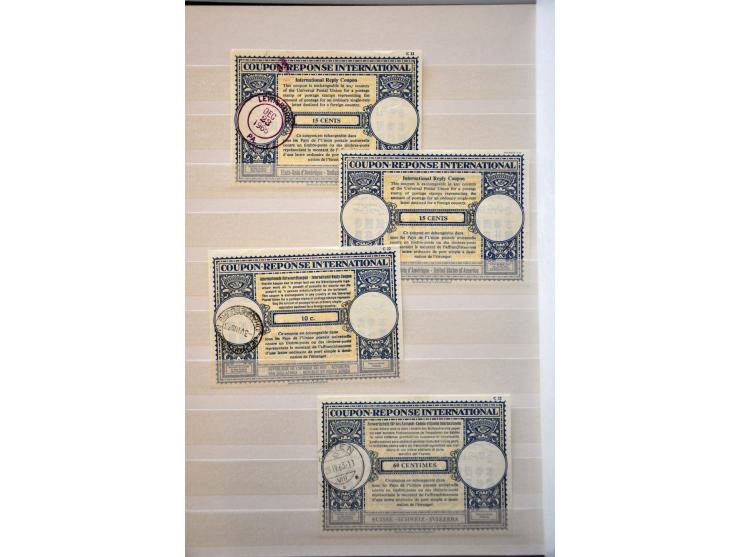 International Reply Coupons w.b. exotische landen meest type London, totaal ca. 120 ex. in insteekboek