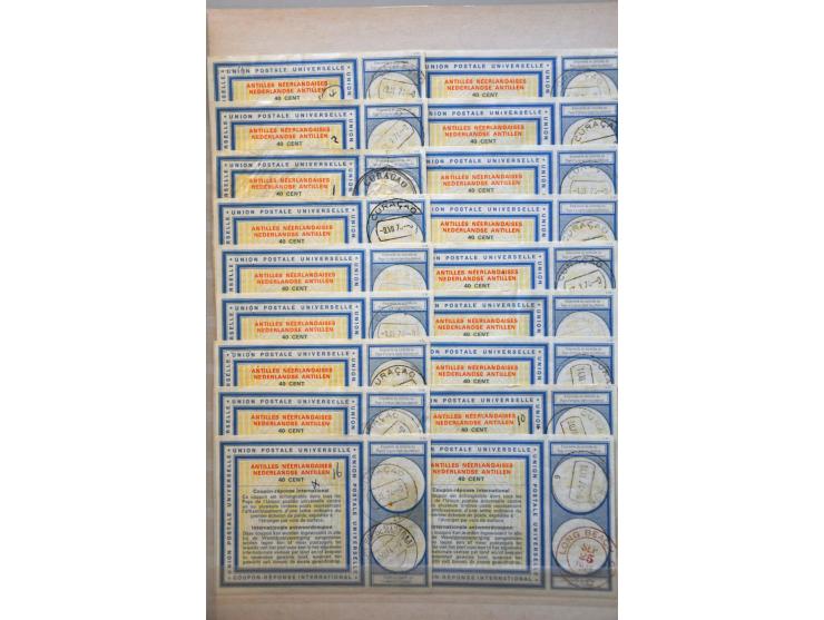 International Reply Coupons ruim 260 ex. w.b. veel Antillen en Suriname in insteekboek