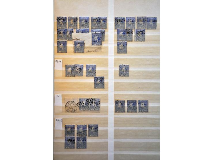5 cent blauw en 10 cent karmijn, voorraad gestempeld deels op positie gesorteerd. Totaal ruim 2300 ex. w.b. paren, strippen, 