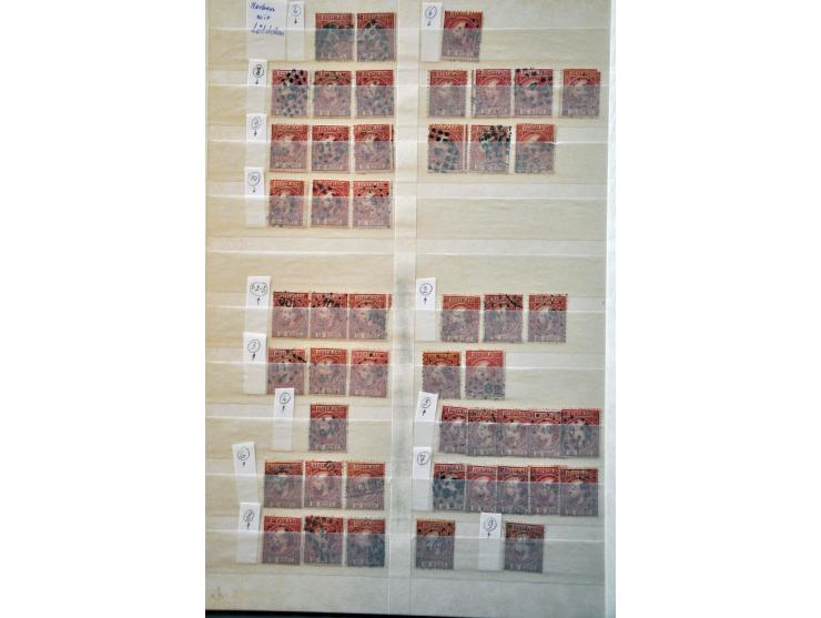 5 cent blauw en 10 cent karmijn, voorraad gestempeld deels op positie gesorteerd. Totaal ruim 2300 ex. w.b. paren, strippen, 