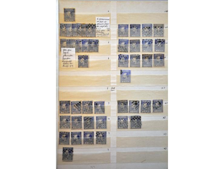 5 cent blauw en 10 cent karmijn, voorraad gestempeld deels op positie gesorteerd. Totaal ruim 2300 ex. w.b. paren, strippen, 