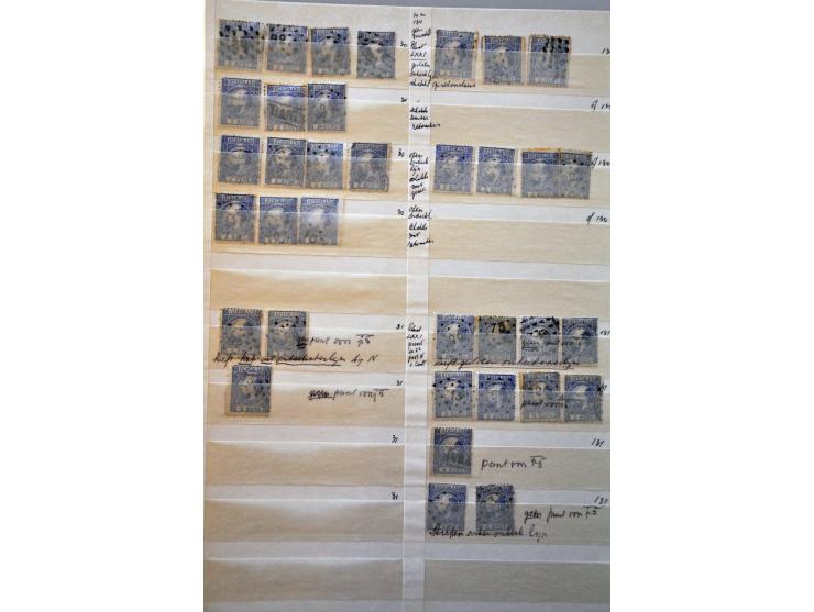 5 cent blauw en 10 cent karmijn, voorraad gestempeld deels op positie gesorteerd. Totaal ruim 2300 ex. w.b. paren, strippen, 