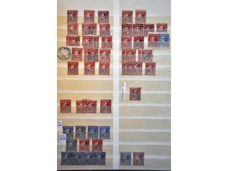 5 cent blauw en 10 cent karmijn, voorraad gestempeld deels op positie gesorteerd. Totaal ruim 2300 ex. w.b. paren, strippen, 