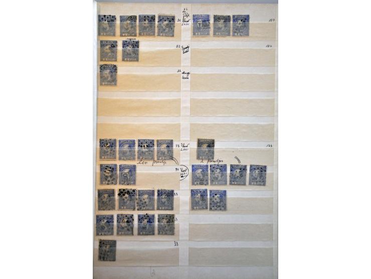 5 cent blauw en 10 cent karmijn, voorraad gestempeld deels op positie gesorteerd. Totaal ruim 2300 ex. w.b. paren, strippen, 