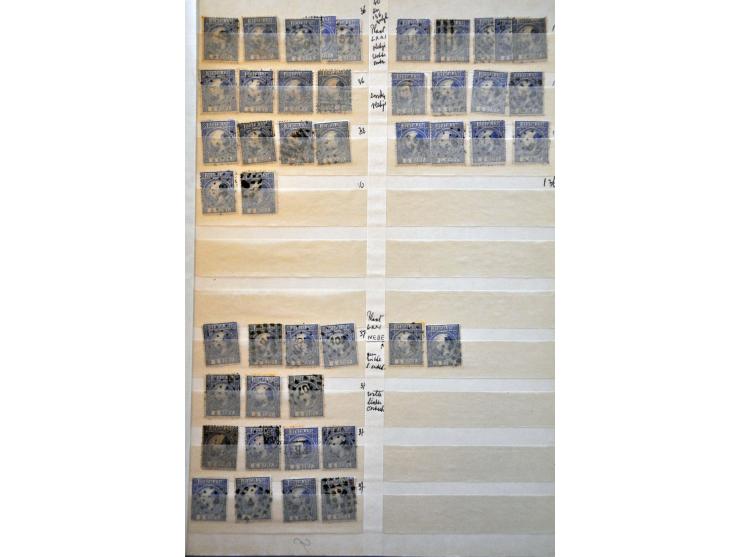 5 cent blauw en 10 cent karmijn, voorraad gestempeld deels op positie gesorteerd. Totaal ruim 2300 ex. w.b. paren, strippen, 