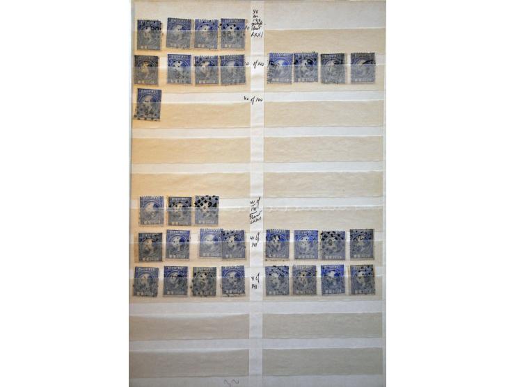 5 cent blauw en 10 cent karmijn, voorraad gestempeld deels op positie gesorteerd. Totaal ruim 2300 ex. w.b. paren, strippen, 