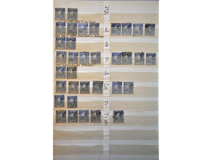 5 cent blauw en 10 cent karmijn, voorraad gestempeld deels op positie gesorteerd. Totaal ruim 2300 ex. w.b. paren, strippen, 