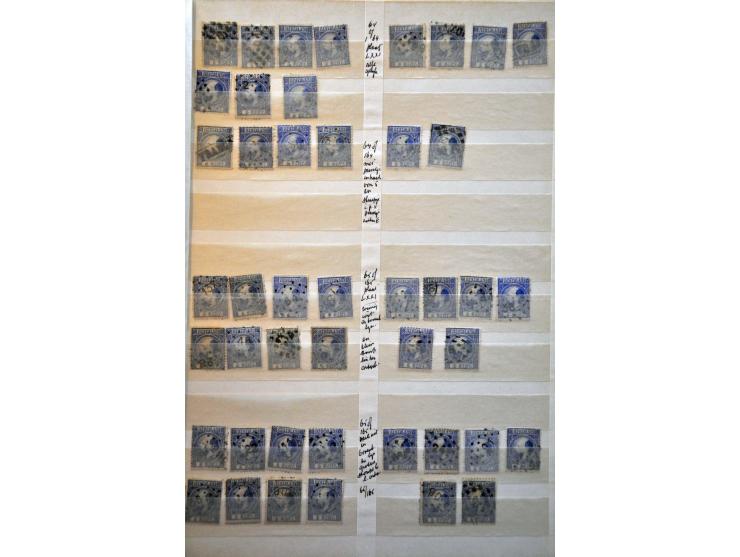 5 cent blauw en 10 cent karmijn, voorraad gestempeld deels op positie gesorteerd. Totaal ruim 2300 ex. w.b. paren, strippen, 