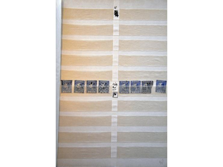 5 cent blauw en 10 cent karmijn, voorraad gestempeld deels op positie gesorteerd. Totaal ruim 2300 ex. w.b. paren, strippen, 