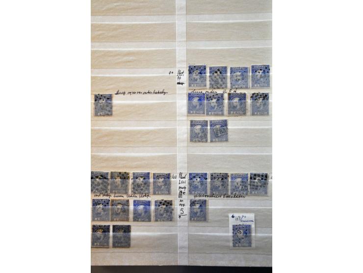 5 cent blauw en 10 cent karmijn, voorraad gestempeld deels op positie gesorteerd. Totaal ruim 2300 ex. w.b. paren, strippen, 