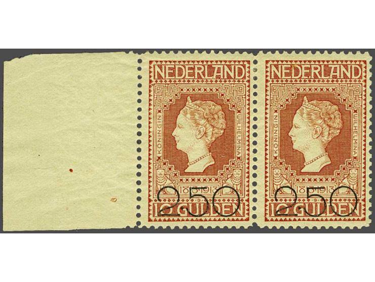 Opruimingsuitgifte 2½ op 10 gulden roodoranje op geel met plaatfout gebroken E in paar met normaal ex. met velrand, pracht ex