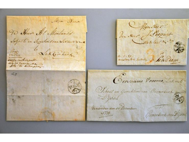 32 poststukken met vertrekstempels w.b. AMSTERDAM met posthoorn (2x), zwak B; OP ZOOM met veren, DELFT met veren (3x), GOUDA 