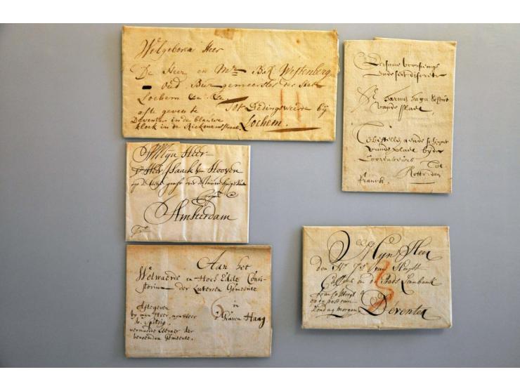 25 oude brieven met geschreven aanduidingen w.b. met vrindt (1669), 3S(tuiver), brief (1679), diverse porten, etc., veel 17e 