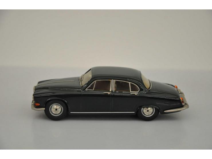 Jaguar 420 Saloon, Classic Jaguar Miniatures, hand built, 1:43, dark green, Mint.
