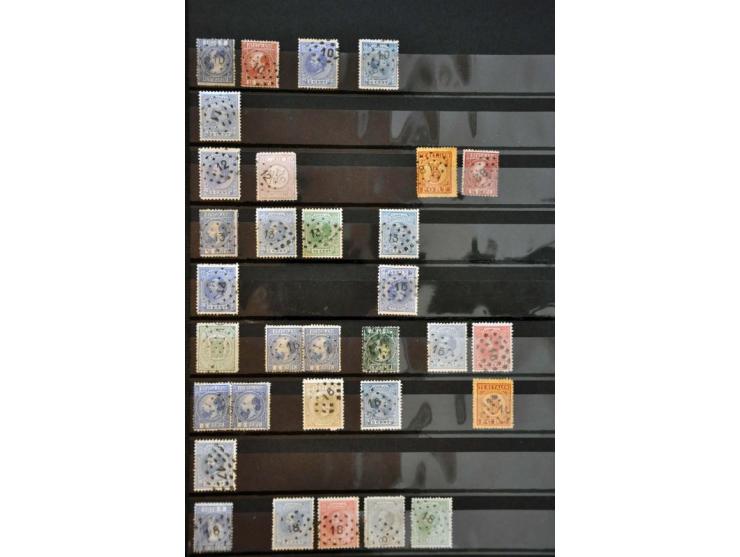 puntstempels (ca. 600 ex.) collectie tussen 1-250 op diverse waarden vanaf emissie 1867 in insteekboek 
